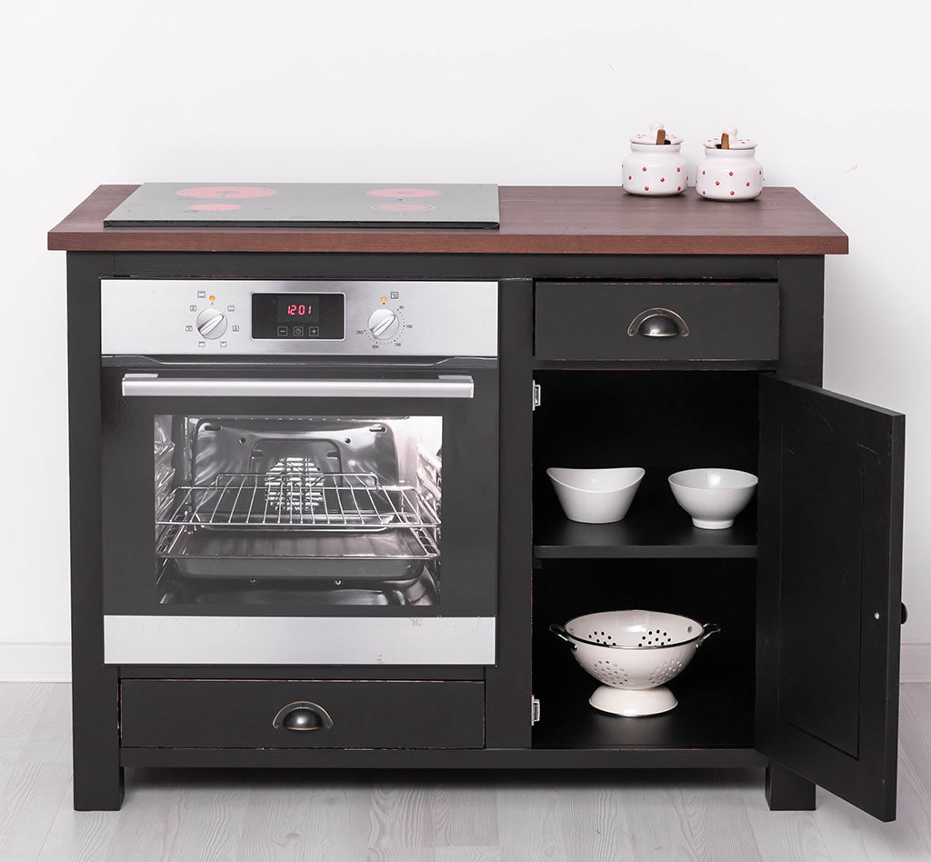 Vue de face du meuble de cuisine noir montrant l&