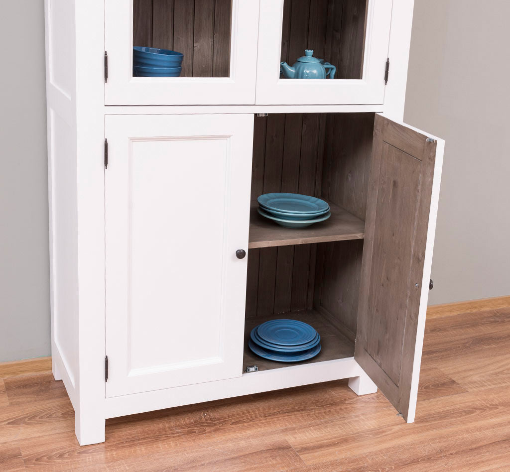 Détail des portes pleines de la partie basse d’un meuble colonne de cuisine