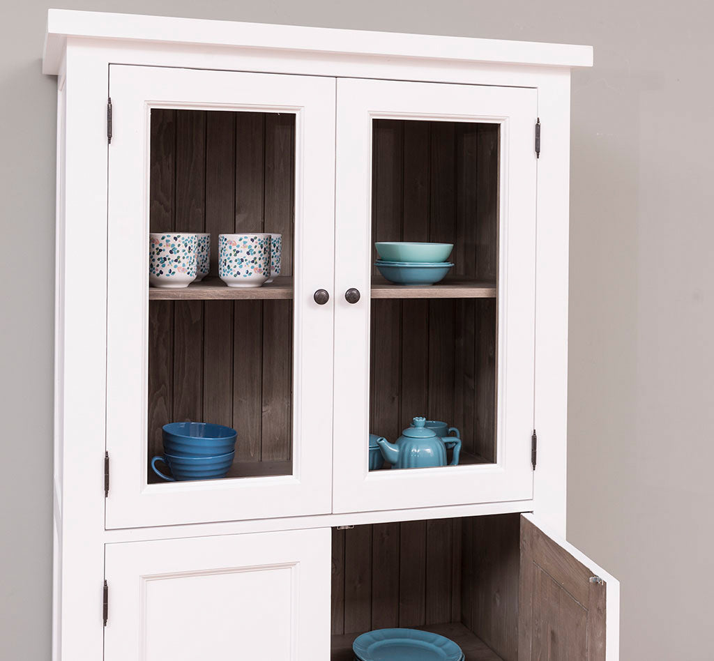Détail des portes vitrées de la partie haute d’un meuble colonne de cuisine