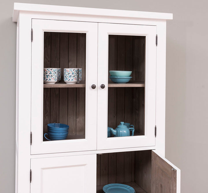 Détail des portes vitrées de la partie haute d’un meuble colonne de cuisine