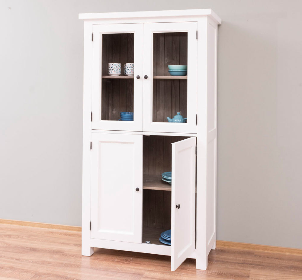 Meuble colonne de cuisine avec portes vitrées et portes basses ouvertes montrant les étagères