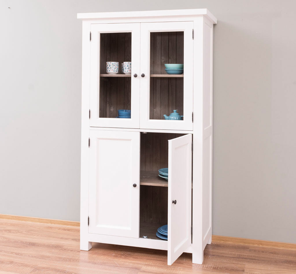 Meuble colonne de cuisine avec portes vitrées et portes basses ouvertes montrant les étagères