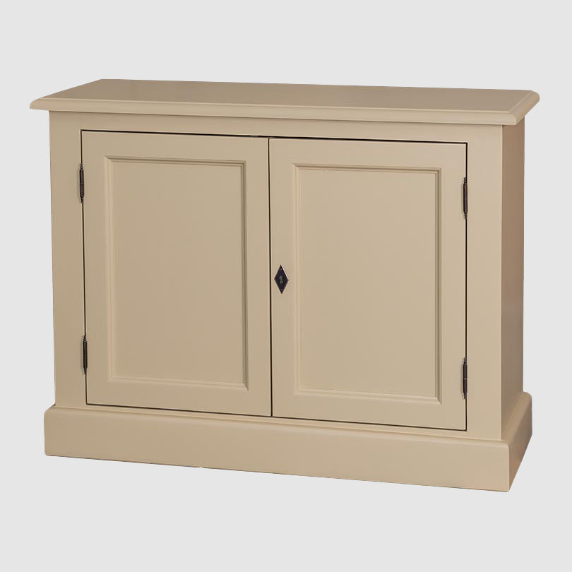 Buffet bas rectangulaire avec deux portes battantes fermées, façade peinte claire, plinthe pleine et plateau droit, vu de face sur fond gris.