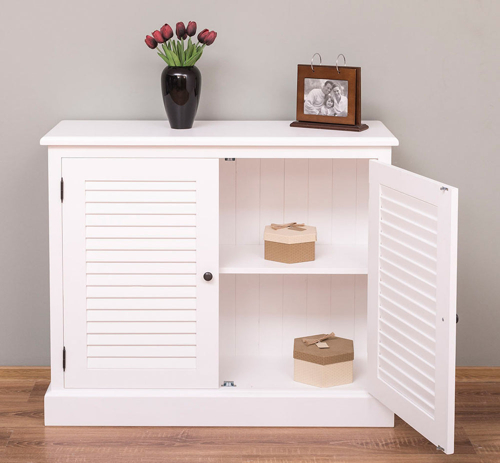 Buffet en pin massif largeur 108 cm avec 2 portes persiennes dont une porte ouverte finition Blanc Pur