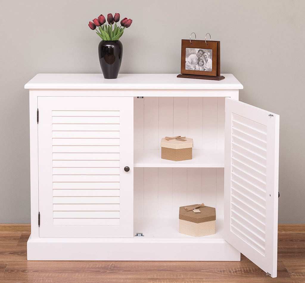 Buffet en pin massif largeur 108 cm avec 2 portes persiennes dont une porte ouverte finition Blanc Pur