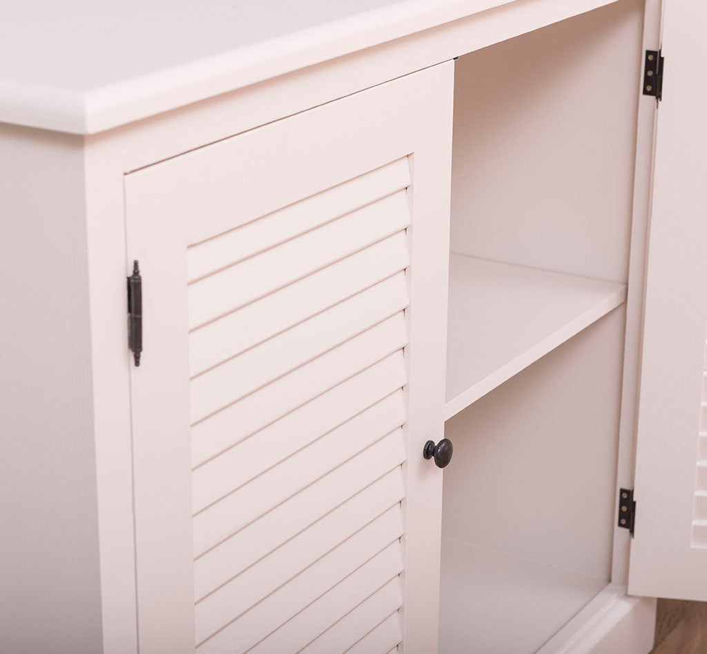 Buffet en pin massif largeur 108 cm avec 2 portes persiennes vue de face finition Blanc Signalisation