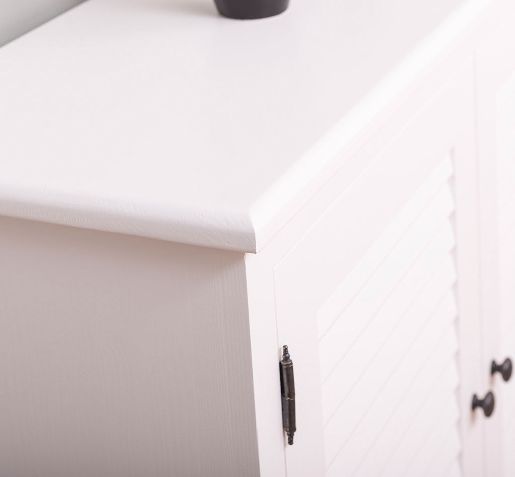 Buffet en pin massif largeur 108 cm détail de la charnière de porte finition Blanc Pur