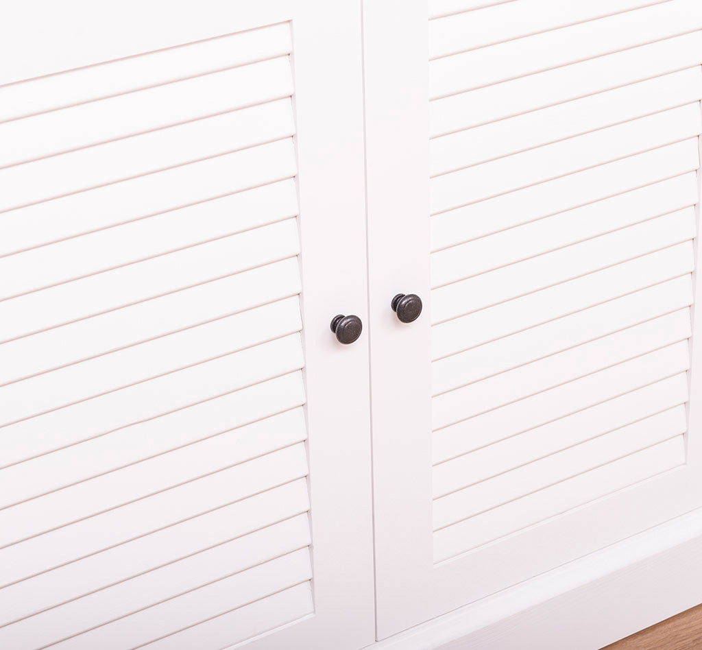 Buffet en pin massif largeur 108 cm détail des poignées et des portes persiennes finition Blanc Pur