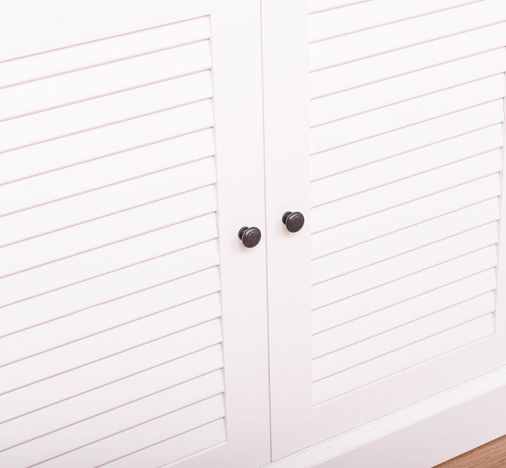 Buffet en pin massif largeur 108 cm détail des poignées et des portes persiennes finition Blanc Pur