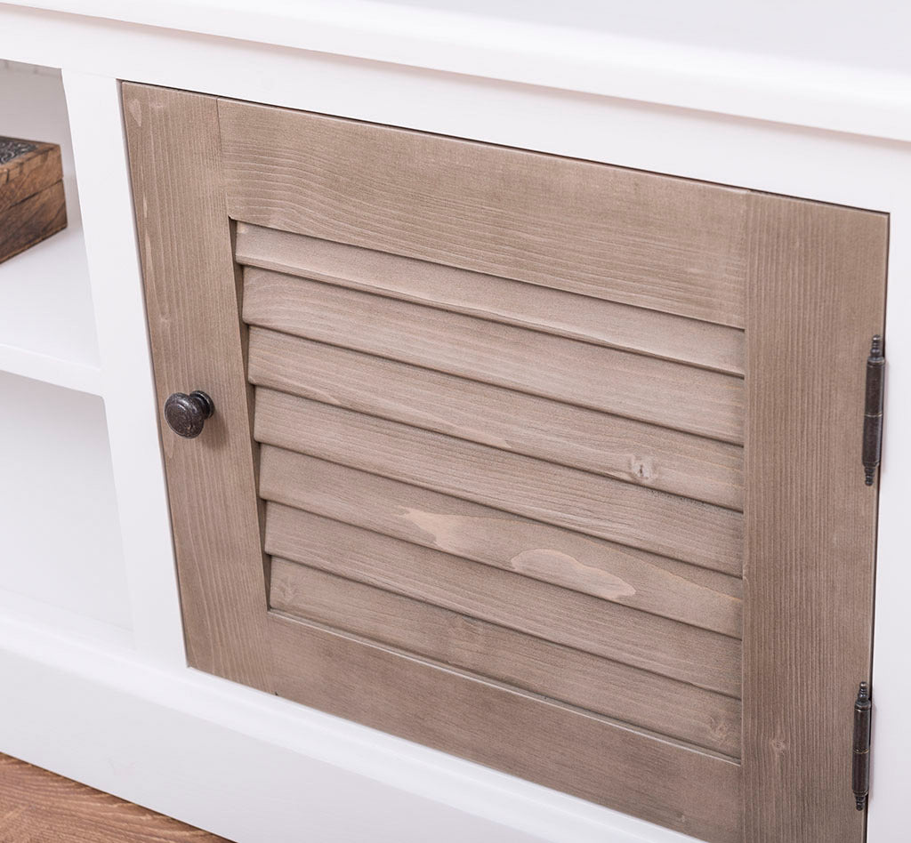 Détail d’une porte de meuble TV en bois massif