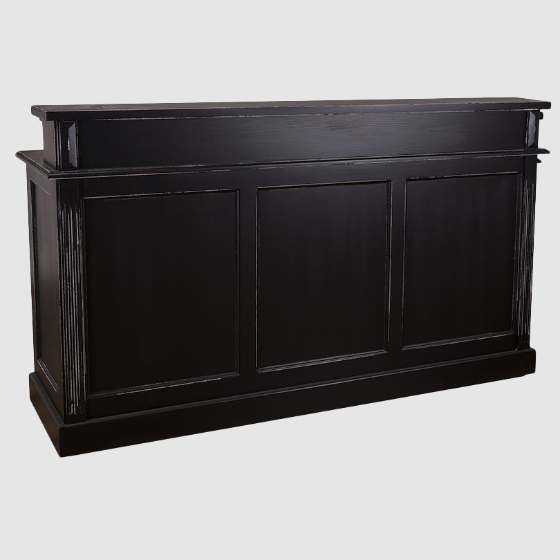 Vue de face d’un bar avec façade pleine composée de trois panneaux rectangulaires encadrés, montants verticaux rainurés et socle bas épais