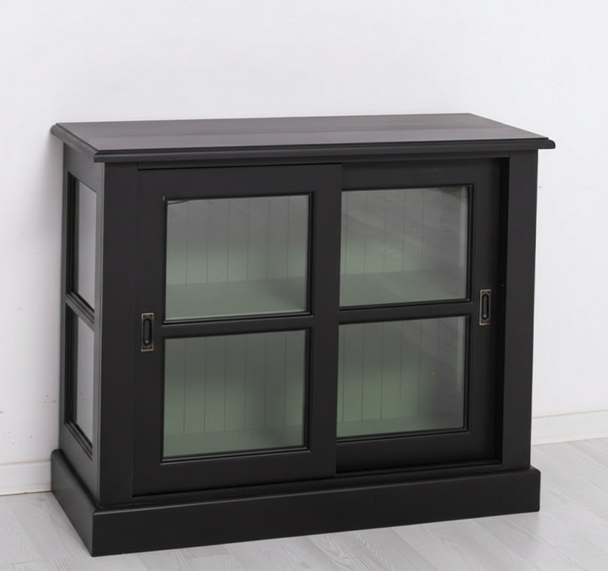 Buffet bas avec deux portes coulissantes vitrées, structure noire, intérieur vert, photographié sur fond blanc.
