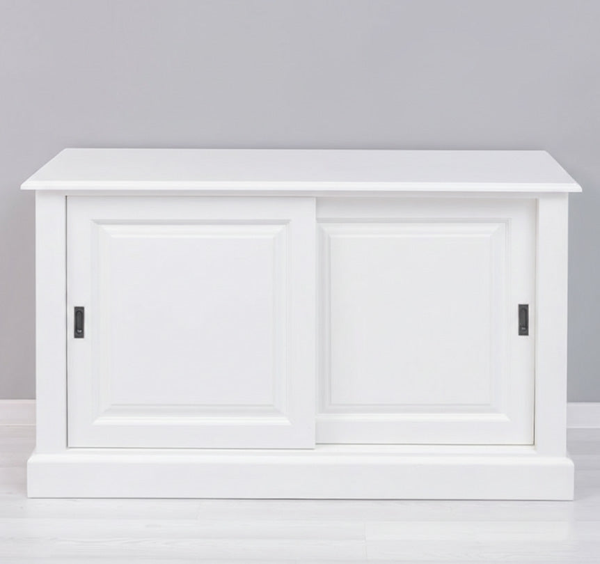 Buffet bas avec deux portes coulissantes pleines, structure blanche, présenté sur fond neutre.