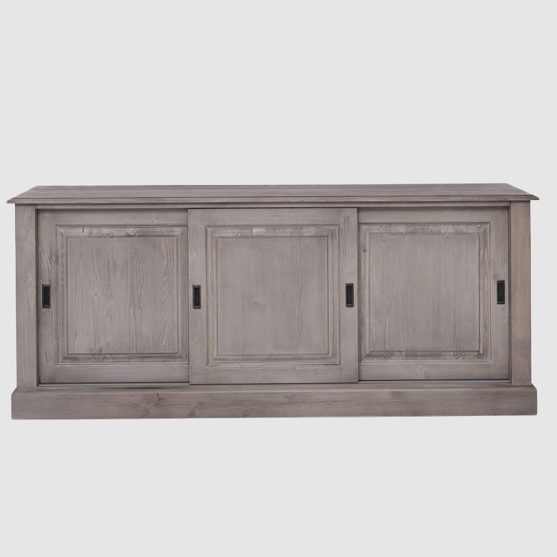 Buffet bas avec trois portes coulissantes pleines en bois gris, photographié sur fond neutre.