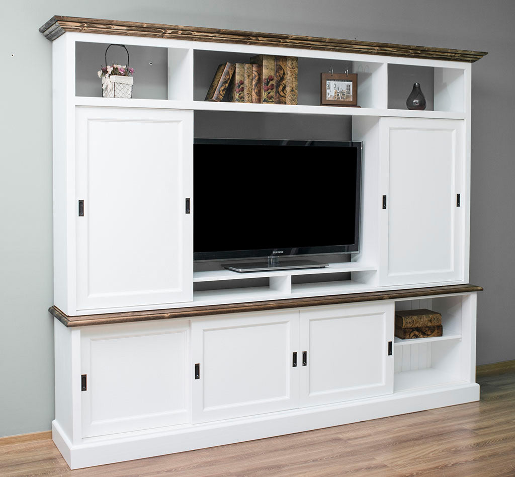 Ensemble meuble TV en pin massif finition blanc et plateau bois avec 6 portes coulissantes et télévision installée dans l’espace central.  
