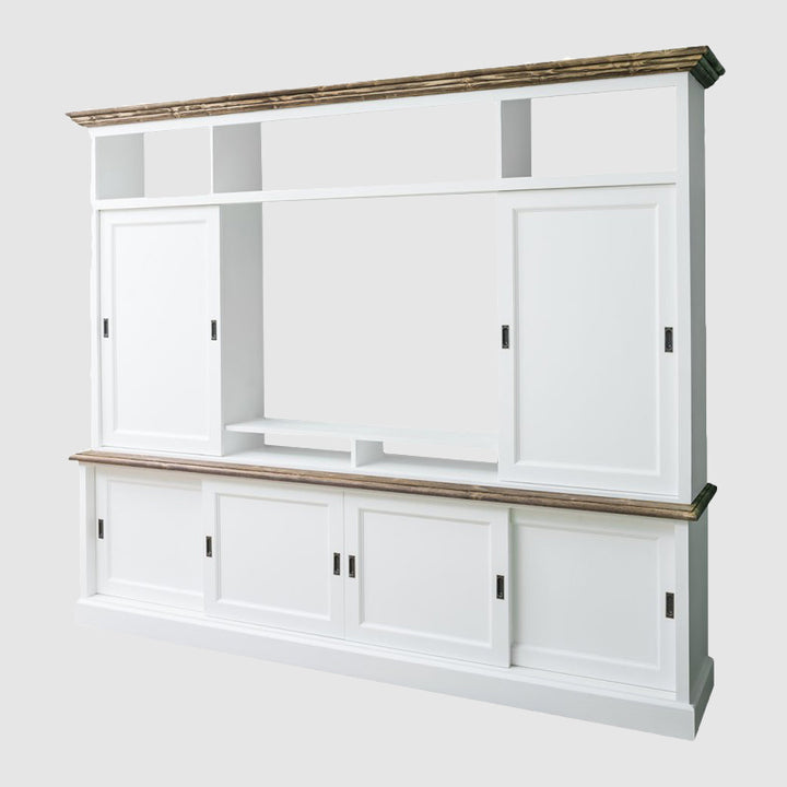 Ensemble meuble TV en pin massif finition blanc et plateau bois avec 6 portes coulissantes fermées.  
