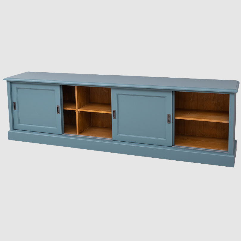 Meuble TV en pin massif bleu avec 4 portes coulissantes ouvertes et 0 tiroir.
