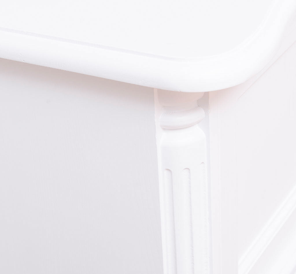 Détail de l’angle et du pied du meuble TV en bois massif