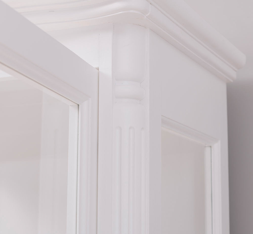 Détail du montant latéral du meuble TV en bois massif