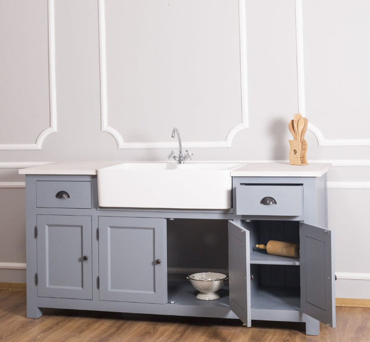 Meuble bas de cuisine évier double vasque en pin massif avec portes ouvertes montrant l’espace intérieur.