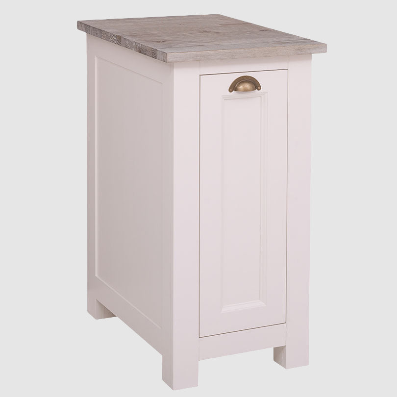 Meuble de cuisine étroit laqué blanc comprenant une porte verticale avec poignée demi-lune en métal et un plateau supérieur en bois gris clair.