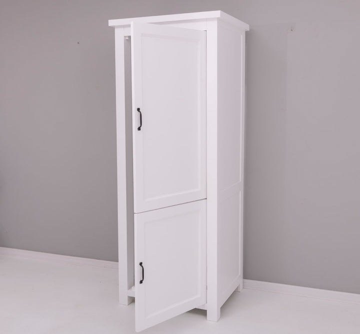 Meuble colonne de cuisine pour réfrigérateur encastrable avec deux portes, vue en angle