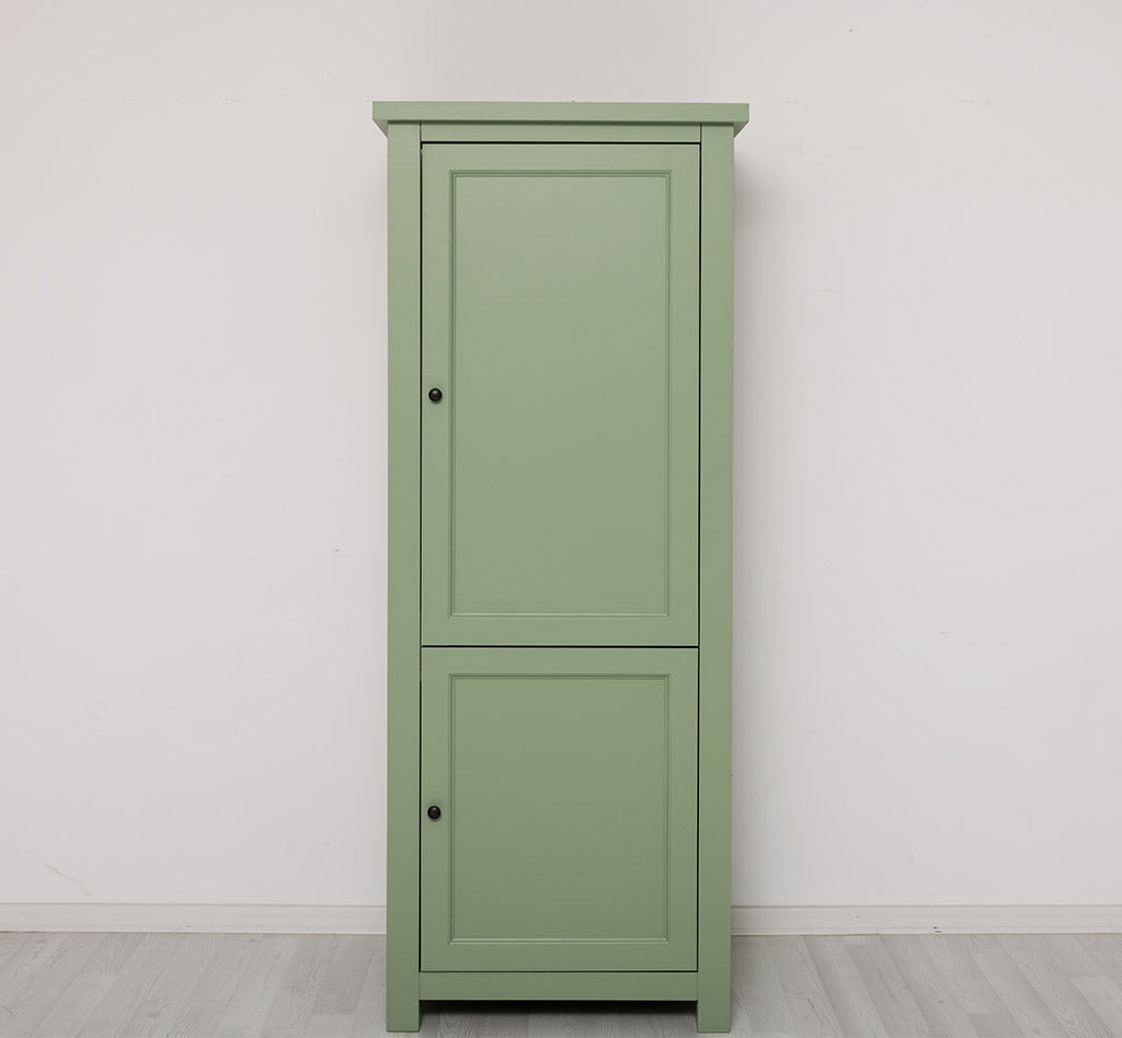 Meuble colonne de cuisine pour réfrigérateur encastrable avec deux portes, finition verte, vue de face