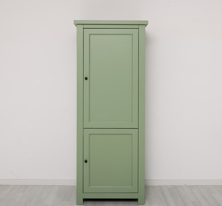 Meuble colonne de cuisine pour réfrigérateur encastrable avec deux portes, finition verte, vue de face
