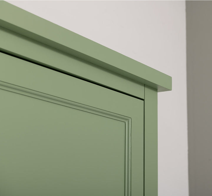 Détail du plateau supérieur d’un meuble colonne de cuisine pour réfrigérateur encastrable
