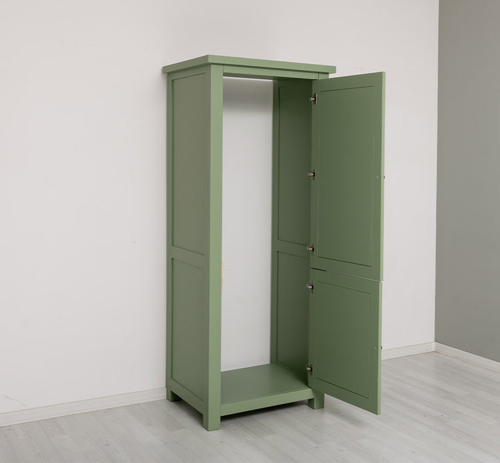 Meuble colonne de cuisine pour réfrigérateur encastrable avec portes ouvertes montrant l’intérieur