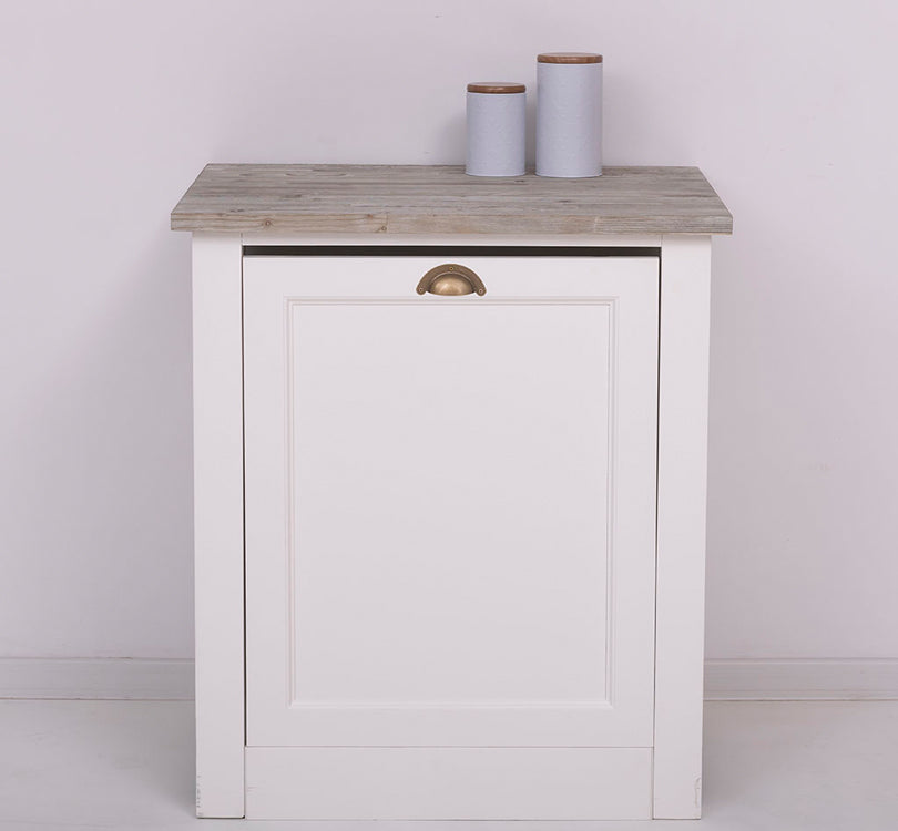 Habillage pour appareil encastrable blanc avec plateau en bois gris, présenté avec deux pots de conservation blancs à couvercle bois sur le dessus.