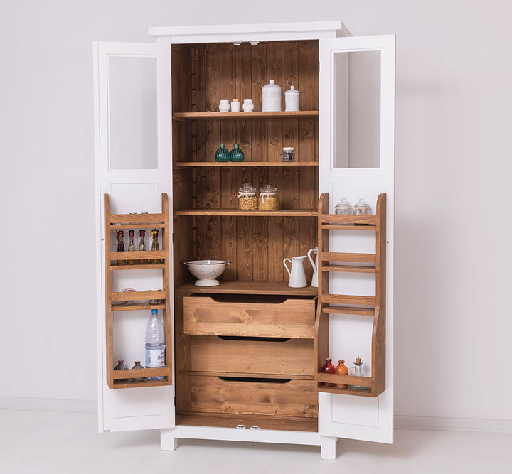 Intérieur d’une colonne de cuisine garde-manger en pin massif avec étagères et rangements de porte.