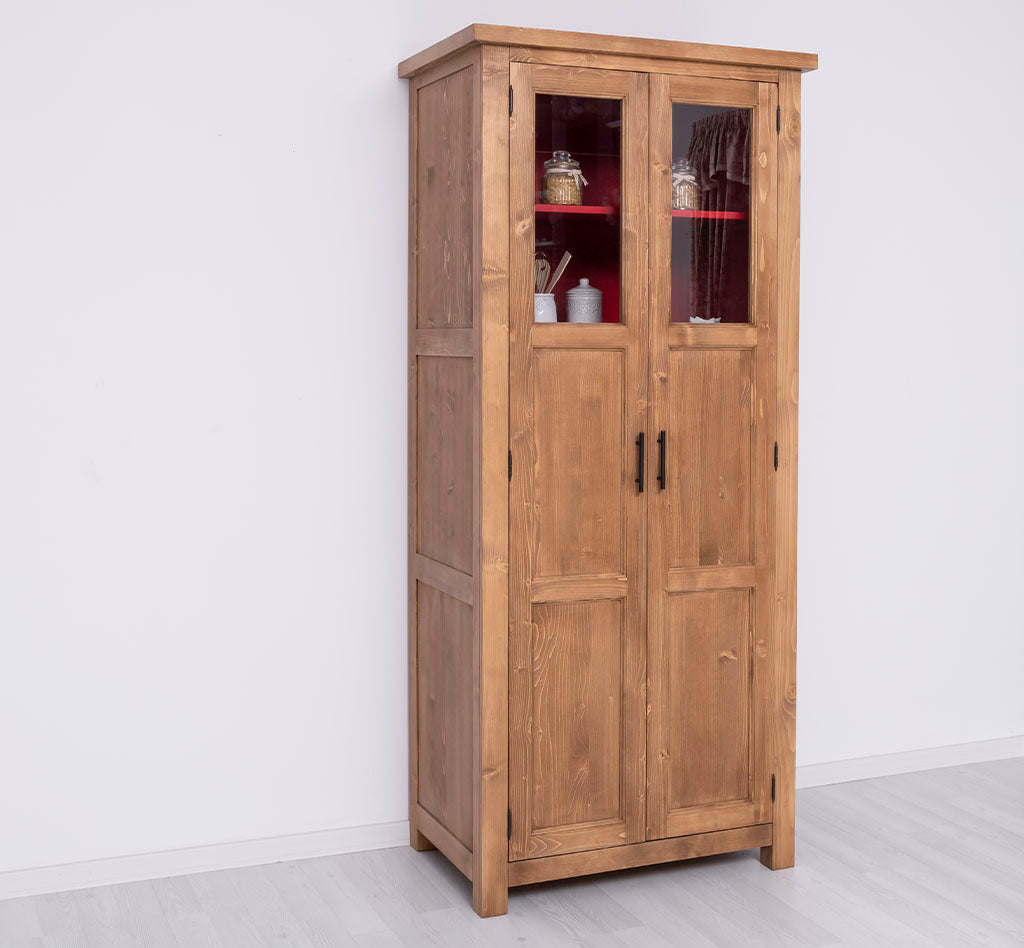 Colonne de cuisine garde-manger en pin massif avec portes fermées.