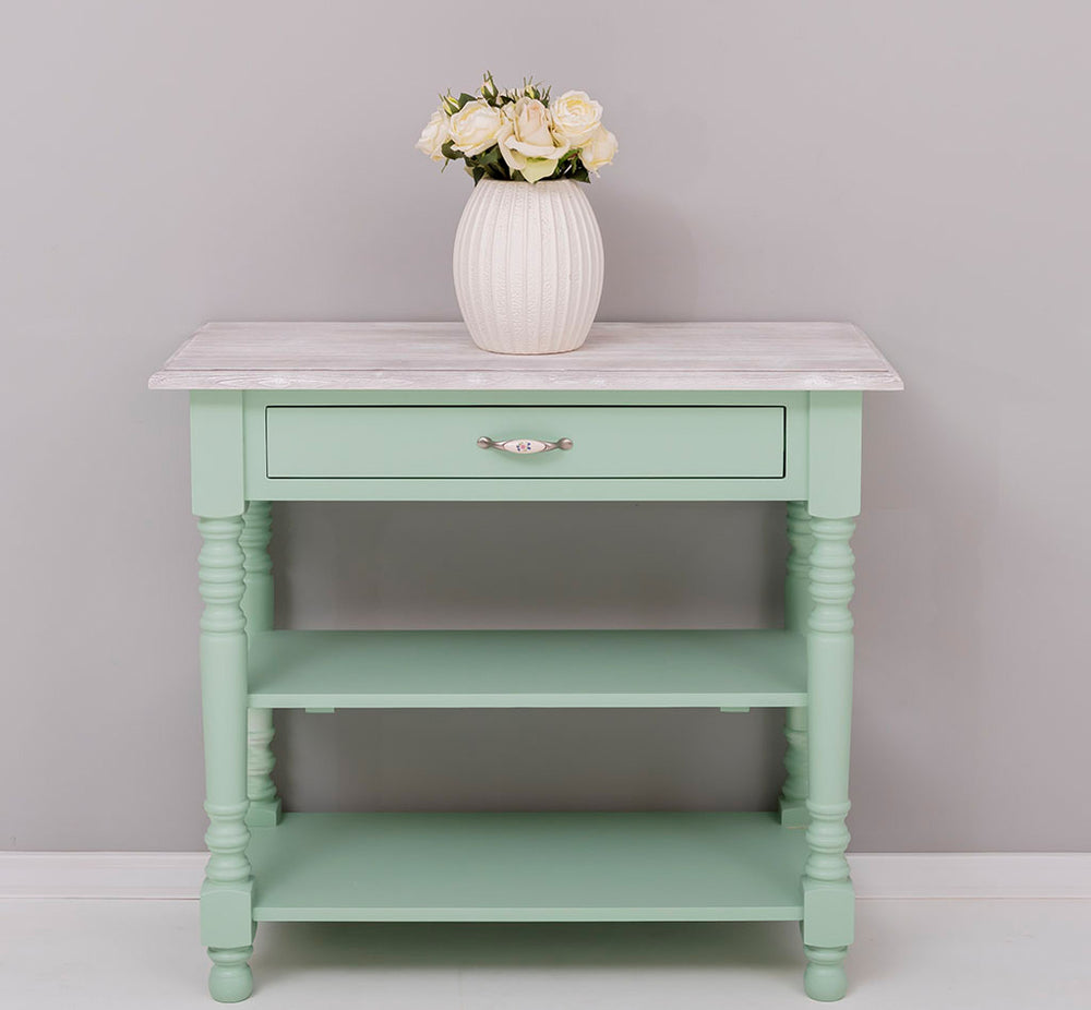 Meuble bas de cuisine en pin massif avec tiroir et étagères fixes ouvertes, vue de trois quarts.