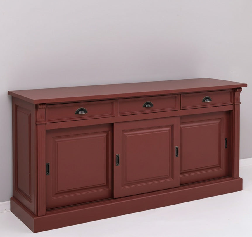 Buffet bas avec trois portes coulissantes pleines et trois tiroirs en partie haute, structure rouge, photographié sur fond neutre.