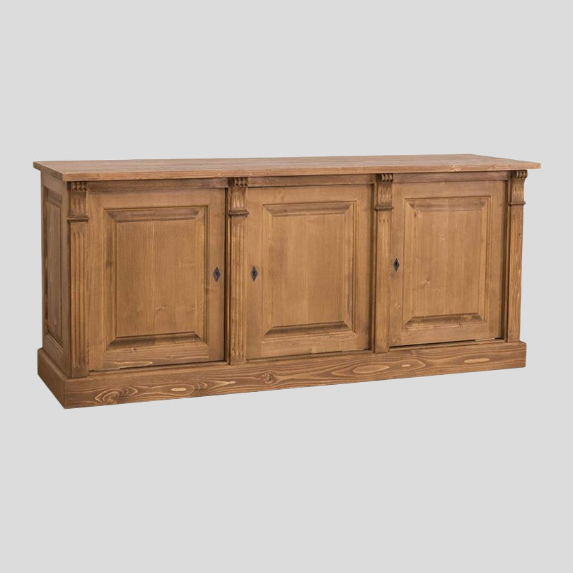 Buffet bas en bois naturel avec trois portes pleines à panneaux moulurés, vu de face sur fond neutre.
