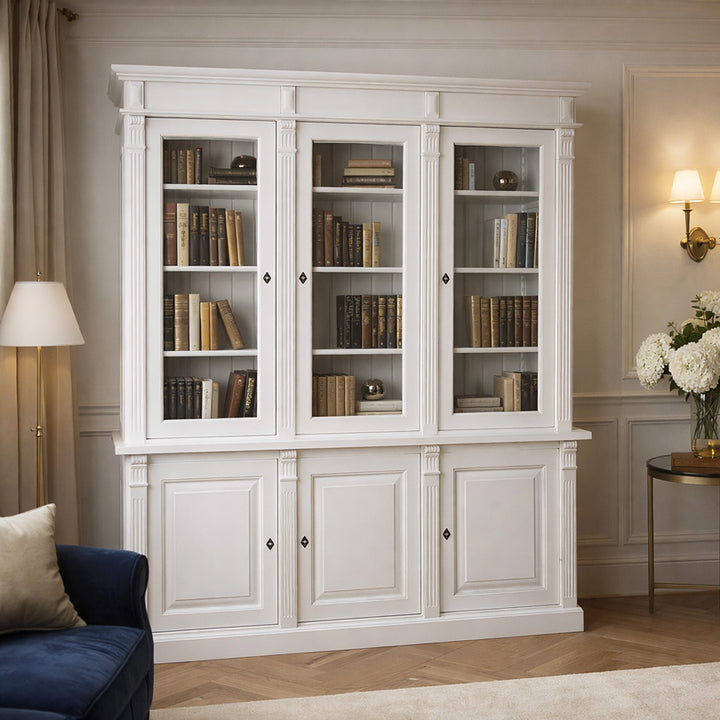 Bibliothèque en pin massif avec trois portes vitrées en partie haute et trois portes pleines en partie basse, présentée dans un salon élégant et lumineux