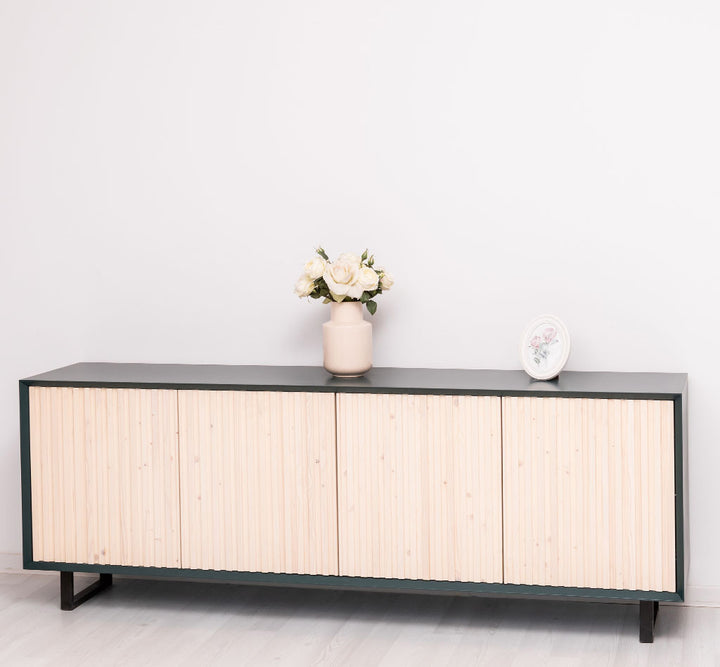 Buffet 4 portes 214 cm en pin massif et MDF, structure Vert de Gris P087 et portes Huilé blanchi P095, piètement métal noir