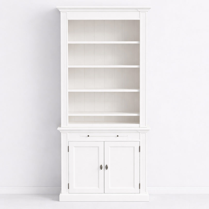 Bibliothèque en pin massif peinte en blanc, vue frontale sur fond gris.