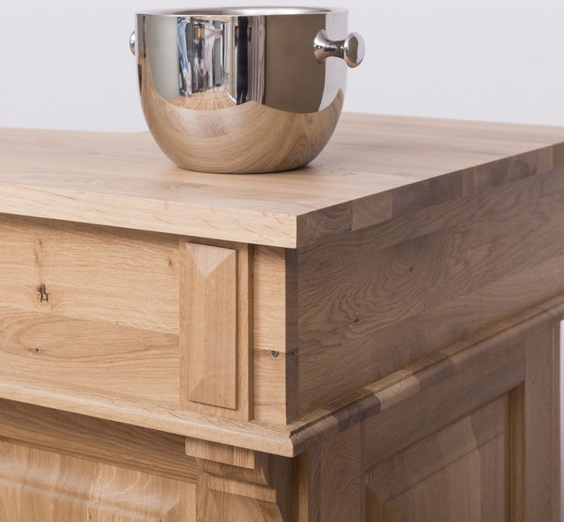 Gros plan sur l’angle du plateau supérieur en chêne montrant l’épaisseur du plateau et les assemblages