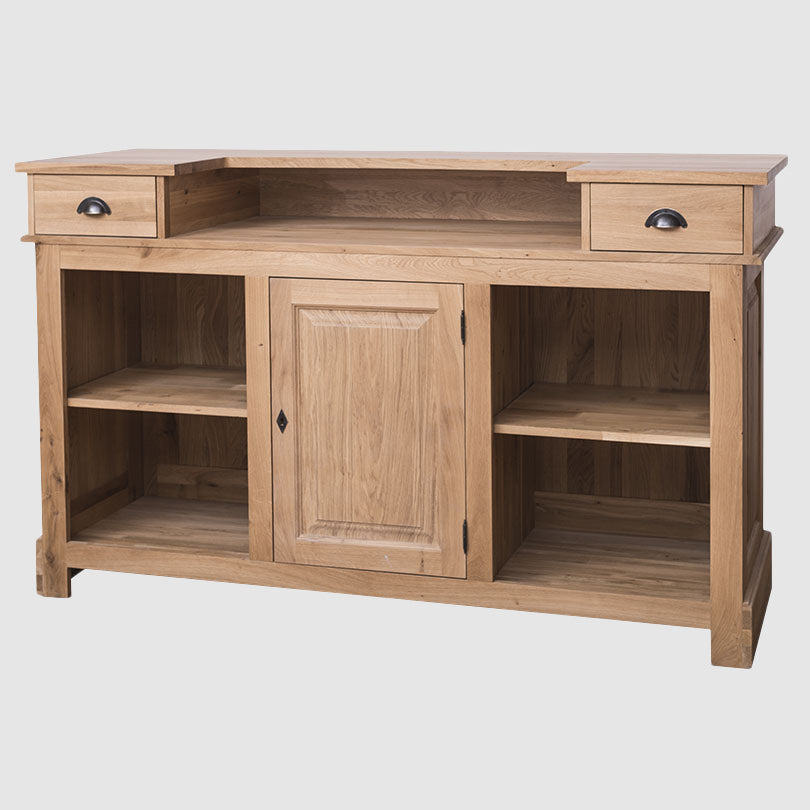 Vue arrière d’un bar en chêne montrant deux tiroirs supérieurs, une porte centrale et des compartiments ouverts avec étagères