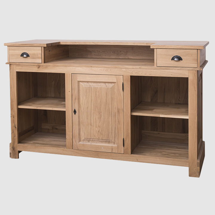 Vue arrière d’un bar en chêne montrant deux tiroirs supérieurs, une porte centrale et des compartiments ouverts avec étagères
