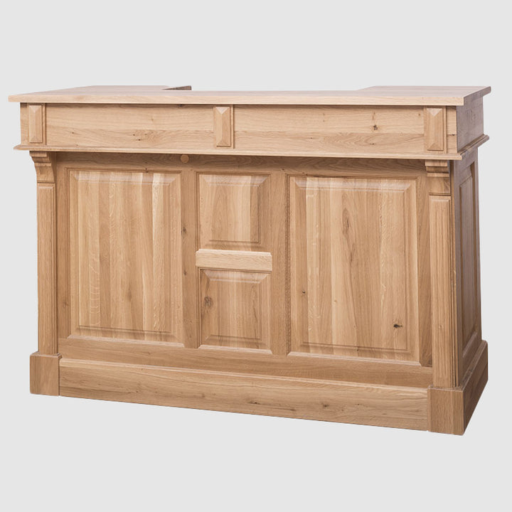 Vue de face d’un bar en chêne avec façade composée de trois panneaux rectangulaires encadrés et socle bas massif