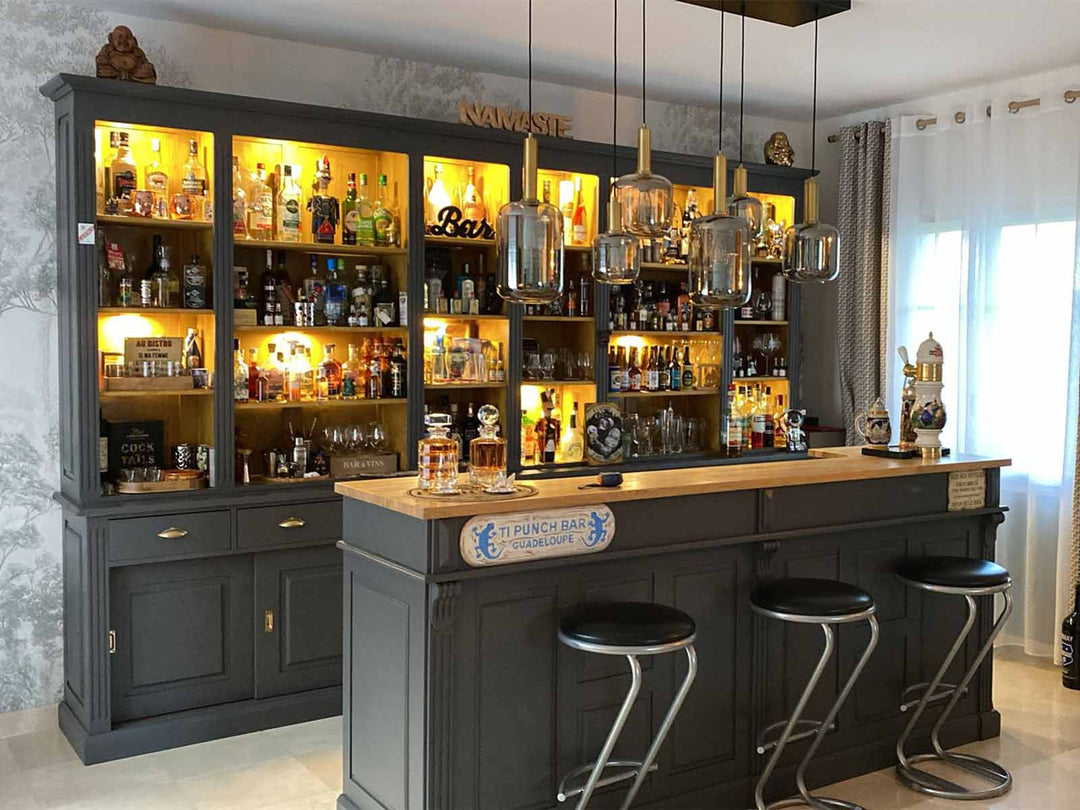 Aménagement de bar maison sur mesure avec comptoir en bois et étagères rétroéclairées