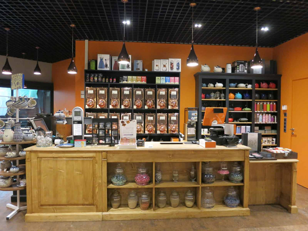 Comptoir en bois sur mesure pour épicerie avec étagères basses et présentoirs