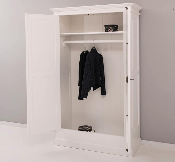 Armoire 2 portes battantes en pin massif et MDF ouverte côté droit, espace penderie avec tringle et rangement en hauteur – 125×51×200 cm