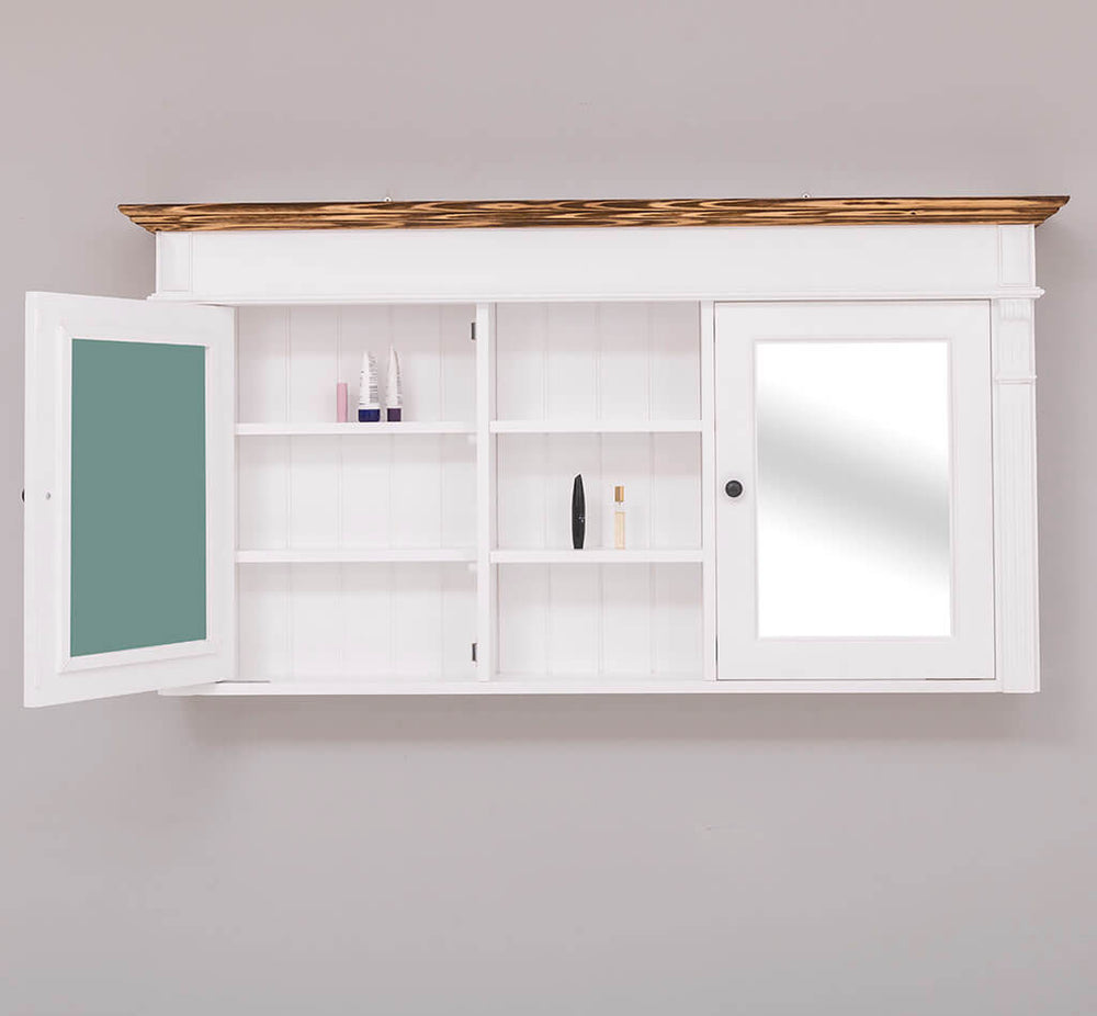 Armoire miroir de salle de bain ouverte montrant les espaces de rangement intérieurs et la structure en bois blanc.
