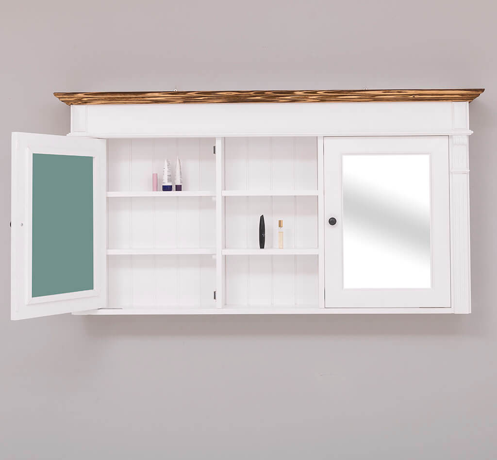 Armoire miroir de salle de bain ouverte montrant les espaces de rangement intérieurs et la structure en bois blanc.