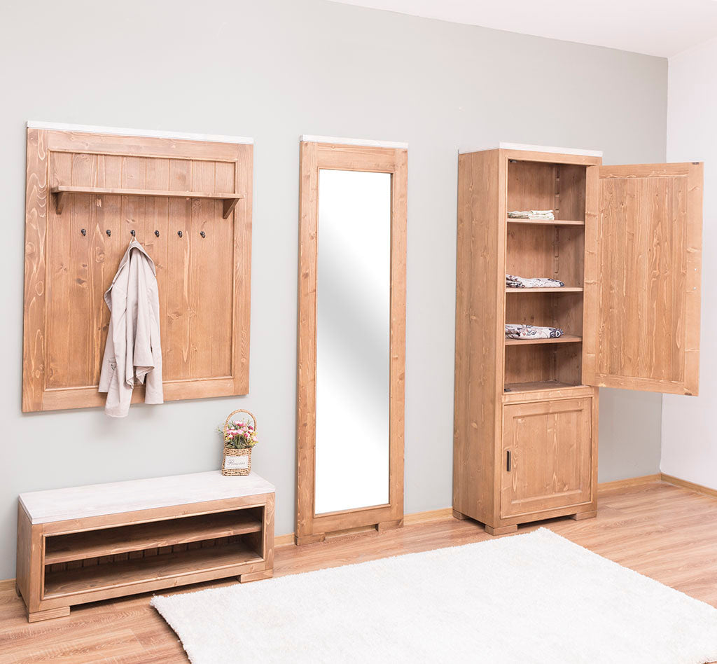 Armoire en pin massif ouverte dans un ensemble de mobilier d&