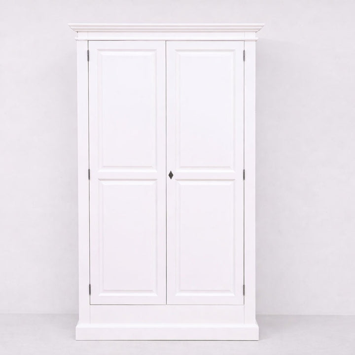 Armoire en pin massif MGS48 avec deux portes pleines, vue de face sur fond neutre